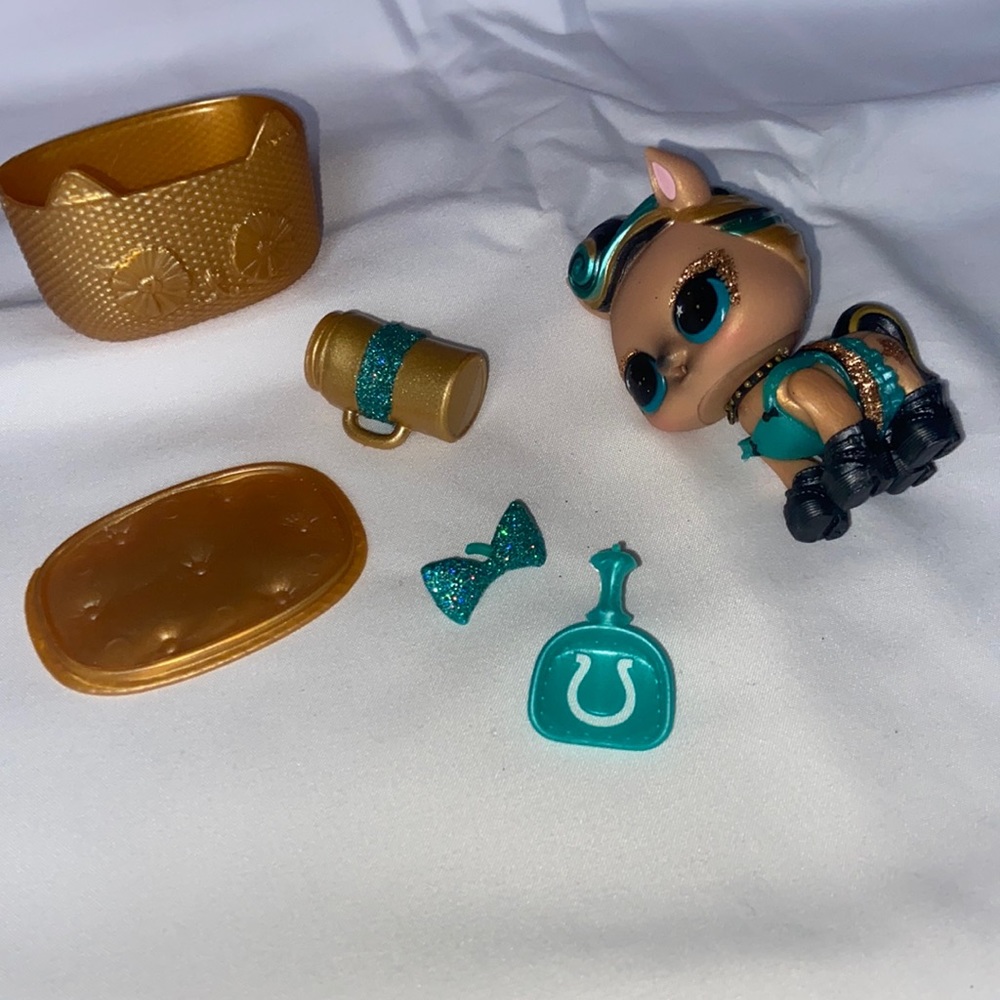 LOL Surprise Doll Pet Gold Teal Glitter Sparkle Bed Sippy Cup Bow Poop Scooper